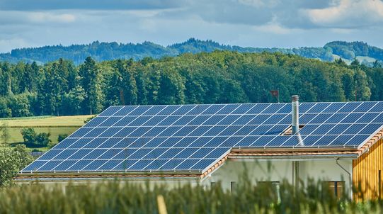 Energie erzeugen – Dach mit Solarmodulen