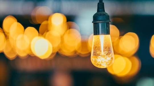 Stromtarif wechseln – Symbol einer leuchtenden Glühbirne